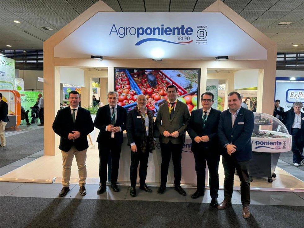 Representantes institucionales y empresariales de Almería posan en el expositor de Agropoiente Grupo durante la feria 'Fruit Logística' 2026, celebrada en el recinto Messe Berlín (Alemania).