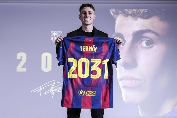 Fermín López posa con una camiseta con el número 2031 durante su renovación como jugador del FC Barcelona en las oficinas del club