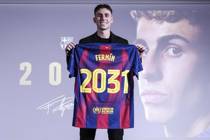 Fermín López posa con una camiseta con el número 2031 durante su renovación como jugador del FC Barcelona en las oficinas del club