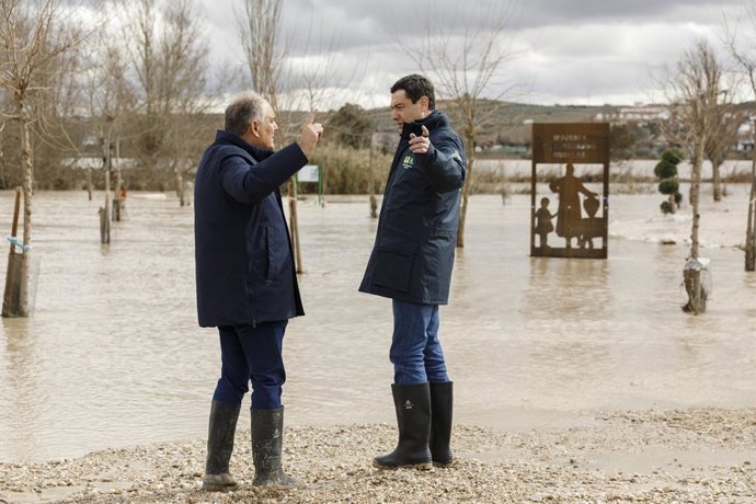O presidente da Junta de Andaluzia, Juanma Moreno, visita Huétor Tájar (Granada) junto com seu prefeito, Fernando Delgado, após as inundações causadas pelo transbordamento do rio Genil.