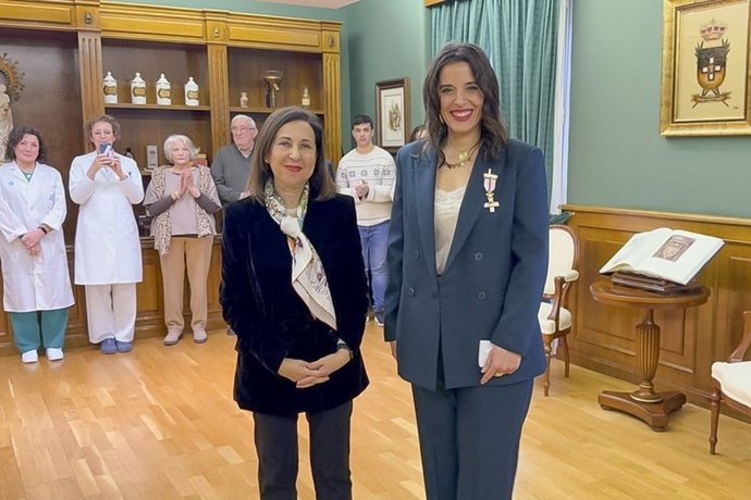 La ministra de Defensa, Margarita Robles, junto a la fisioterapeuta del Hospital General de la Defensa, en Zaragoza, que ha sido condecorada.