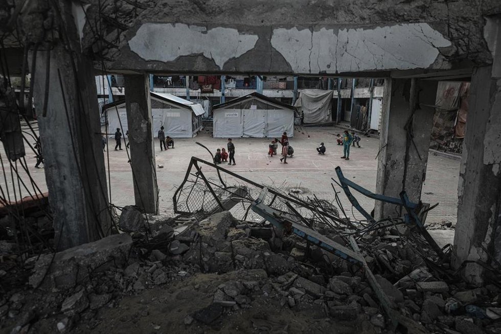Desplazados en una escuela en el campamento de refugiados de Nuseirat, en la Franja de Gaza, entre daños causados por la ofensiva de Israel contra el enclave tras los ataques del 7 de octubre de 2023
