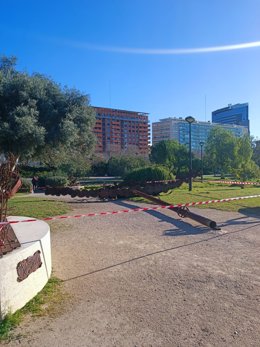 Las rachas de viento derriban una escultura de 14 metros de altura en el Jardín del Turia