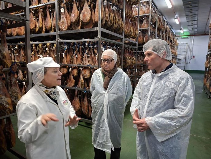 Javier Rincón y Miguel Ángel Navarro en la visita al secadero  de La Puebla de Valverde.