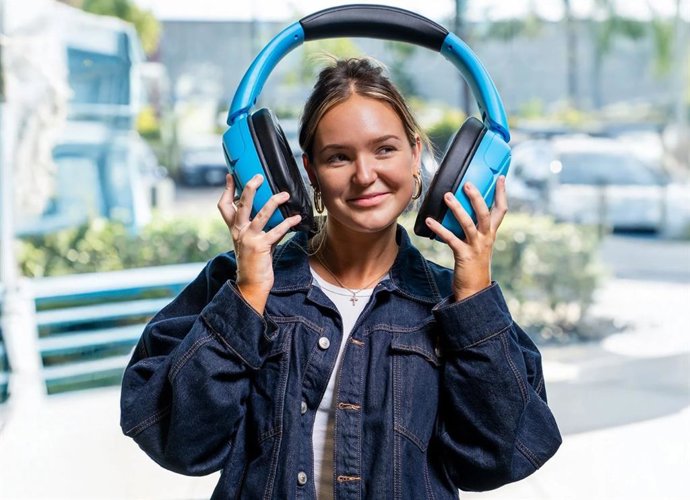 Os novos alto-falantes em forma de fones de ouvido Blue XL da JLab.