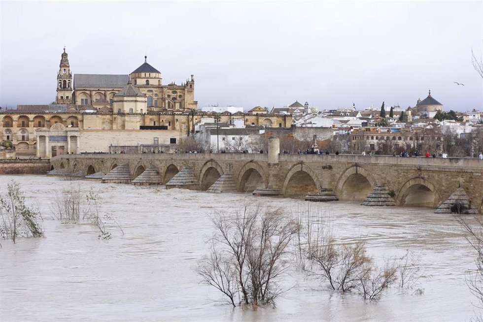 El río Guadalquivir, en su crecida, ha llevado a la Junta a cerrar el Puente Romano al tránsito peatonal.