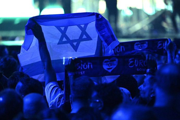Archivo - 17 May 2025, Switzerland, Basel: A person holds an Israeli flag during the Grand Final of the Eurovision Song Contest 2025 in Basel. The European Broadcasting Union (EBU), which organizes Eurovision, said on Thursday that it will hold an online 