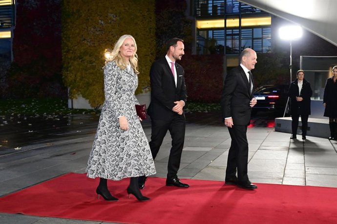 Archivo - Arquivo - 9 de novembro de 2023, Berlim, Berlim, Alemanha: A princesa herdeira Mette-Marit da Noruega, o príncipe herdeiro Haakon da Noruega e Olaf Scholz na recepção do chanceler federal para conversas amigáveis na Chancelaria Federal. Berlim, 