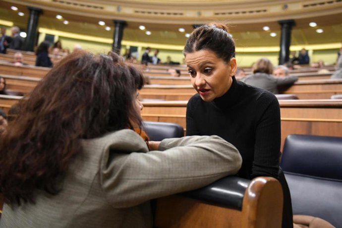 Archivo - La ministra de Igualdad, Ana Redondo (i), conversa con la ministra de Infancia y Juventud, Sira Rego (d), durante un pleno en el Congreso de los Diputados, a 13 de noviembre de 2024, en Madrid (España).
