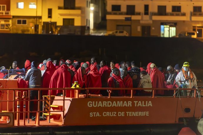Archivo - La Guardamar Talía llega al puerto de la Restinga de El Hierro con 72 migrantes a bordo, a 21 de noviembre de 2024