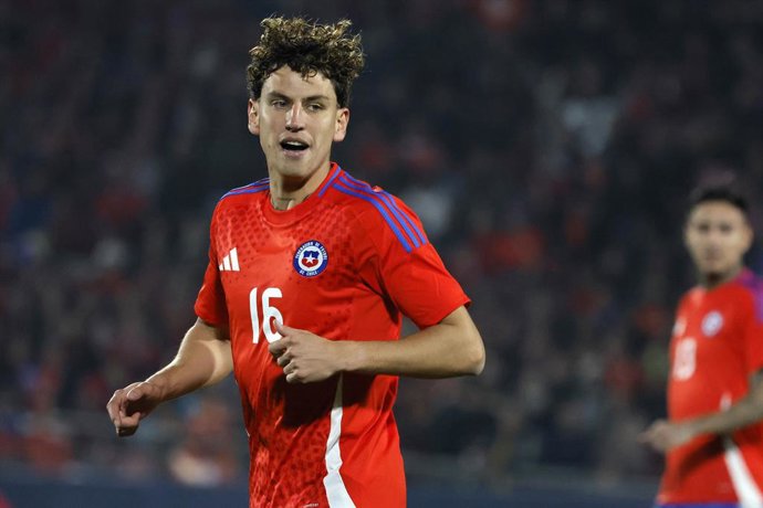 Archivo - Futbol, Chile vs Paraguay. Partido amistoso 2024. El jugador de la seleccion chilena Igor Lichnovsky es fotografiado durante el partido amistoso contra Paraguay disputado en el estadio Nacional de Santiago, Chile. 11/06/2024 Andres