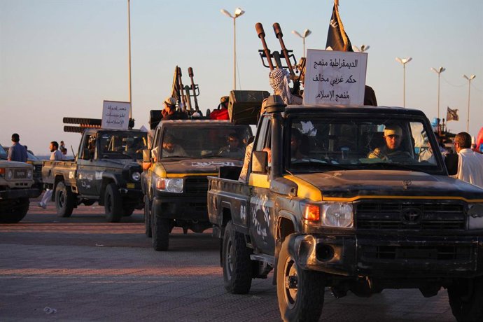 Archivo - Arquivo - BENGHAZI, 7 de junho de 2012 Veículos transportando armas são vistos enquanto centenas de líbios fortemente armados de um grupo “pró-Sharia” se manifestam em Benghazi, no leste da Líbia, exigindo a implementação da lei Sharia em todo o