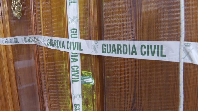 Archivo - Arxiu - Imatge de la porta de l'habitatge de la veïna de Rafelcofer assassinada, precintada per la Guàrdia Civil