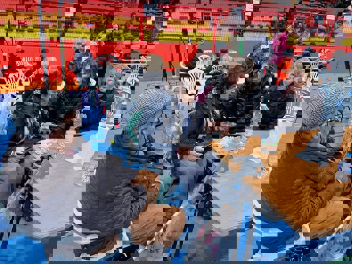 La portavoz del Gobierno andaluz, Carolina España, y la alcaldesa de Ronda, Mari Paz Fernández, dialogan con vecinos de Grazalema desalojados de su municipio y realojados en la ciudad malagueña