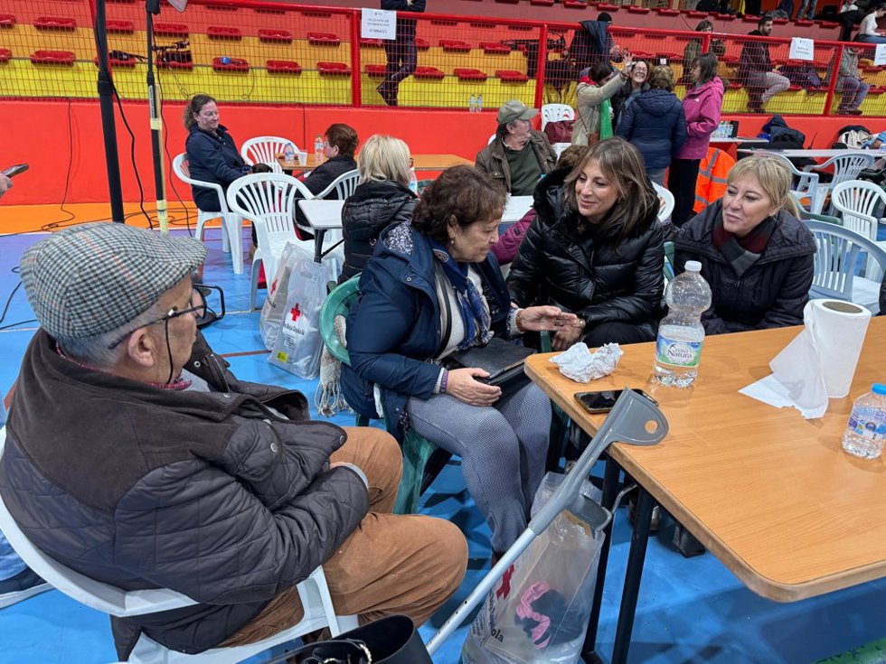 La portavoz del Gobierno andaluz, Carolina España, y la alcaldesa de Ronda, Mari Paz Fernández, dialogan con vecinos de Grazalema desalojados de su municipio y realojados en la ciudad malagueña