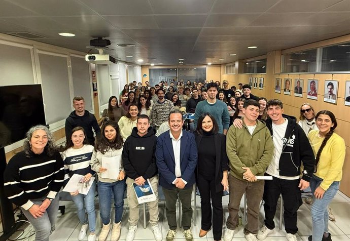 Reunión informativa del Consell de Mallorca con los jóvenes del programa 'Joves a la neu 2026'.