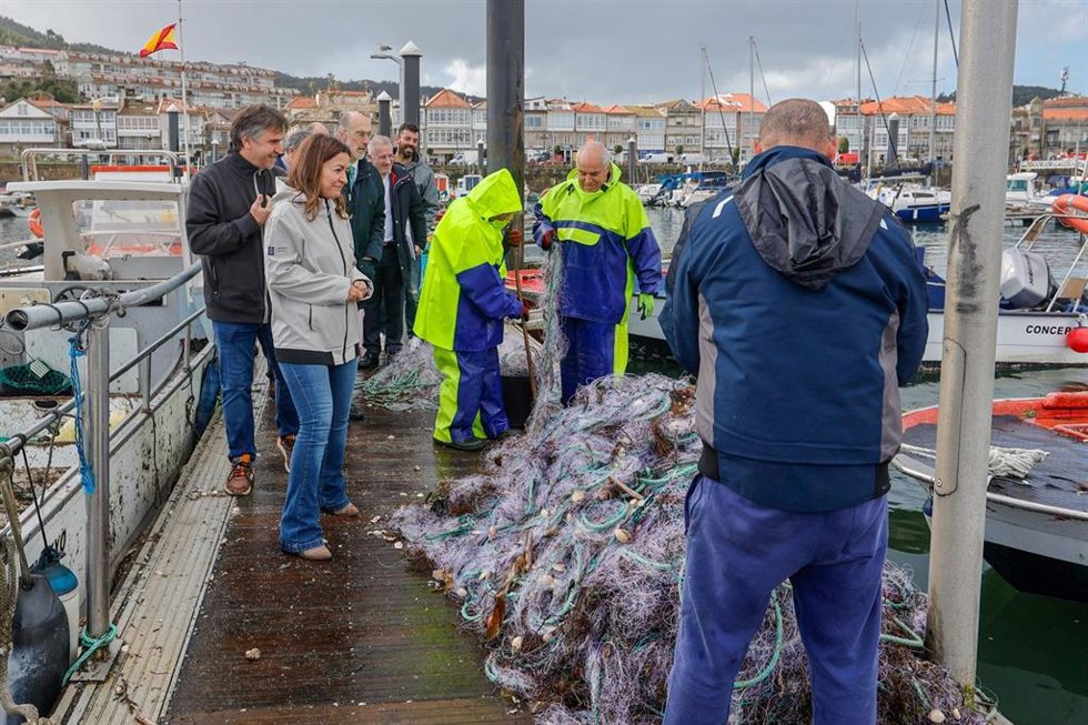 La conselleira do Mar, Marta Villaverde, y el director de Portos de Galicia, José Antonio Álvarez, en el puerto de Baiona (Pontevedra), a 6 de febrero de 2026.