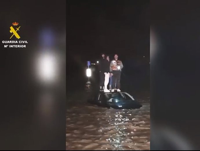 Imagen del rescate de cuatro jóvenes en Huétor Tájar (Granada) la noche del 5 de febrero.