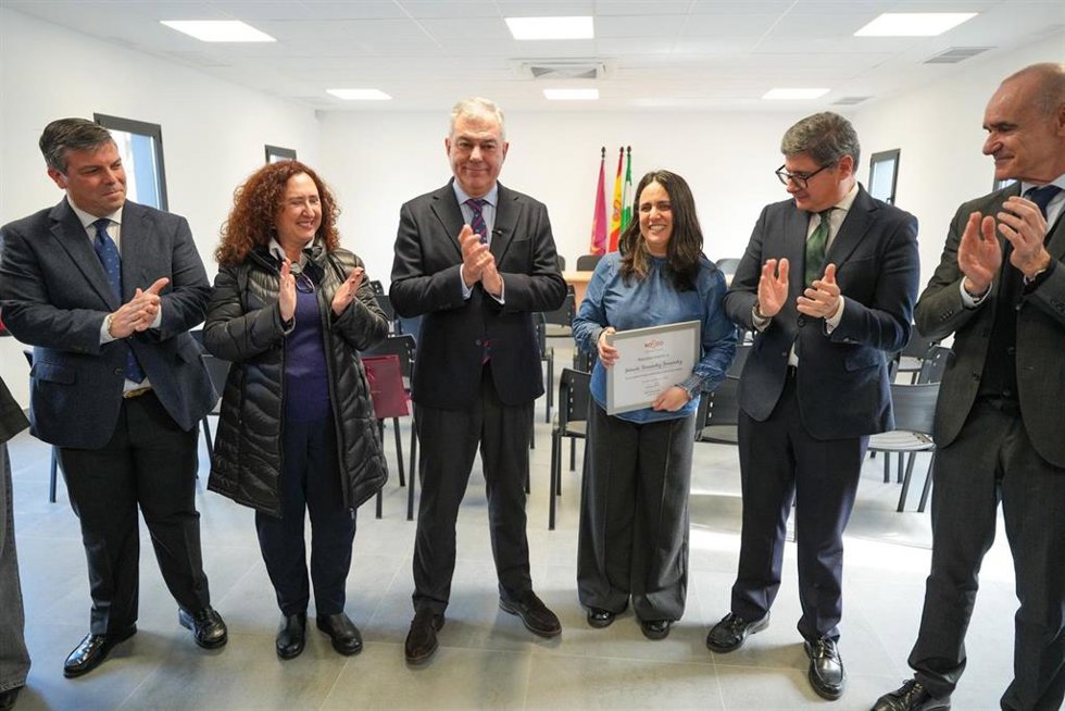 Foto de familia tras el acto inaugural de la nueva sede del distrito Bellavista-La Palmera.