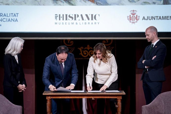 El president, Juanfran Pérez Llorca (2i), la alcaldesa de València, María José Catalá (2d), el director de la Hispanic Society, Guillaume Kientz (d), y la bisnieta del artista, Blanca Pons-Sorolla (i), se reúnen para firmar el acuerdo de exhibición