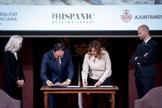 El president, Juanfran Pérez Llorca (2i), la alcaldesa de València, María José Catalá (2d), el director de la Hispanic Society, Guillaume Kientz (d), y la bisnieta del artista, Blanca Pons-Sorolla (i), se reúnen para firmar el acuerdo de exhibición