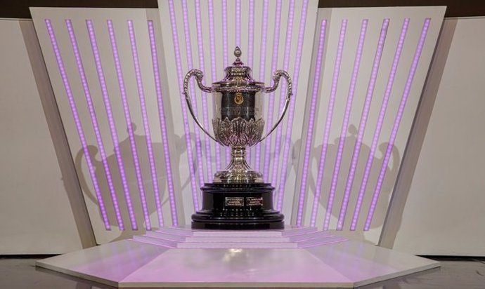 Archivo - El trofeo de la Copa de la Reina de fútbol