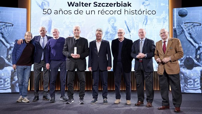 Foto de familia con Walter Szczerbiak y sus compañeros.