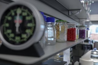 Archivo - Frascos y cronómetro en el Centro Nacional de Microbiología, en Majadahonda/Madrid (España) a 28 de enero de 2020.