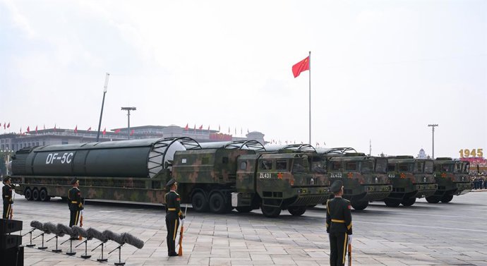 Archivo - Arquivo - PEQUIM, 3 de setembro de 2025 — A formação de mísseis nucleares participa de um desfile militar em Pequim, capital da China, em 3 de setembro de 2025. Na quarta-feira, a China realizou uma grande reunião para comemorar o 80º aniversári