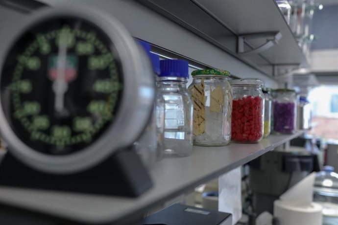 Archivo - Arquivo - Frascos e cronômetro no Centro Nacional de Microbiologia, em Majadahonda/Madri (Espanha), em 28 de janeiro de 2020.