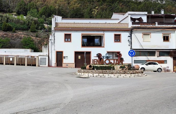 Archivo - Benaoján, rotonda entrada al pueblo.