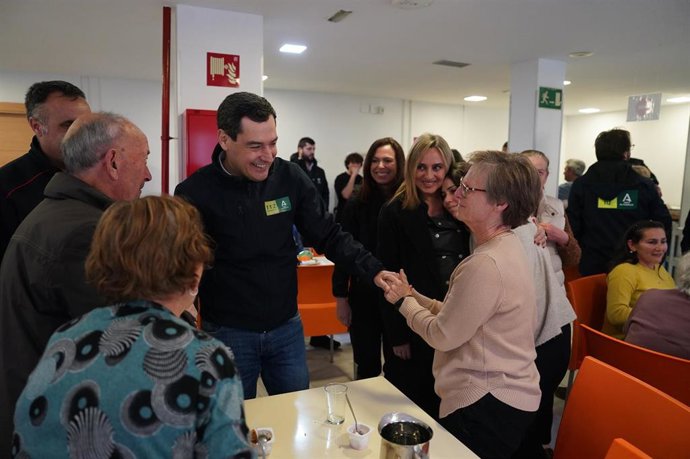 El presidente de la Junta, Juanma Moreno, ha visitado a los vecinos de Dúdar en el albergue de Inturjoven con, entre otros, la alcaldesa de Granada, Marifrán Carazo, el presidente de la Diputación, Francis Rodríguez, y la consejera de Fomento, Rocío Díaz