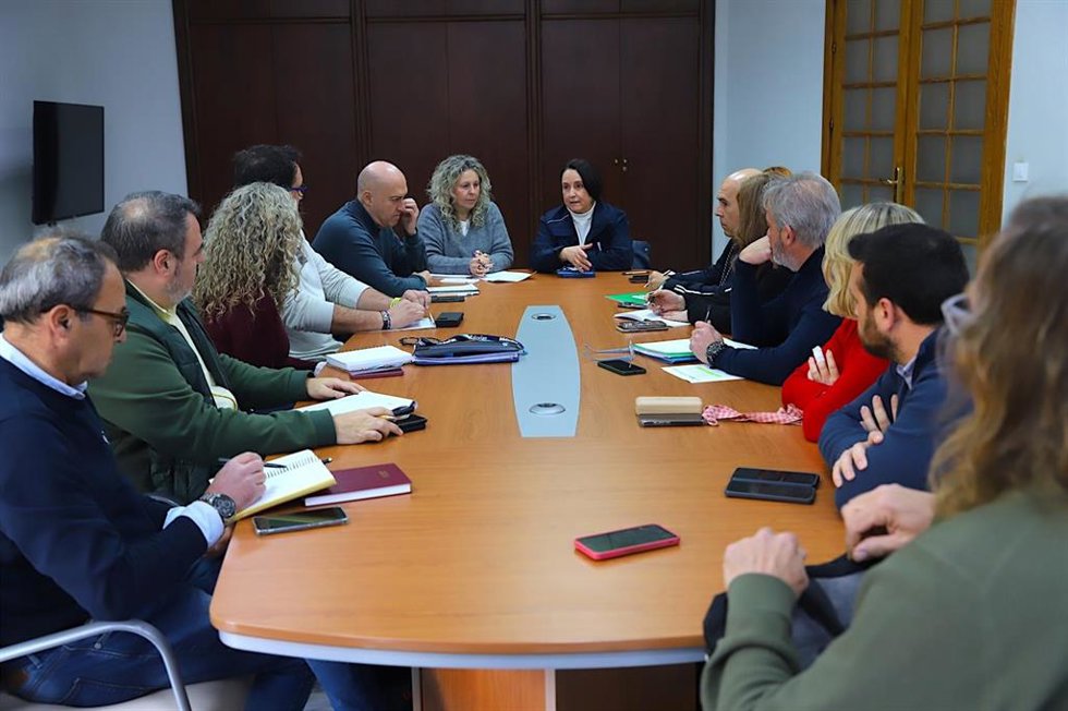 Nela García en la reunión con sindicatos y asociaciones de comerciantes sobre la Zona de Gran Afluencia Turística.