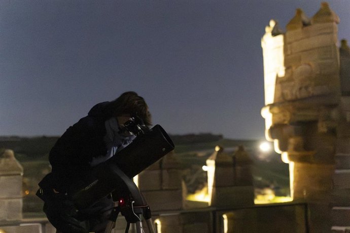 Archivo - Observación del cielo en Fuensaldaña (Valladolid).