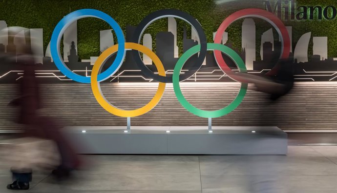 February 4, 2026, Milan, Lombardy, Italy: MILAN, Lombardy ITA - February 04, 2026:  Crowds surge through Milan Linate Airport, rolling bags in tow, as travelers stream past the Olympic rings, capturing the fast-paced excitement and global buzz of the XXV 