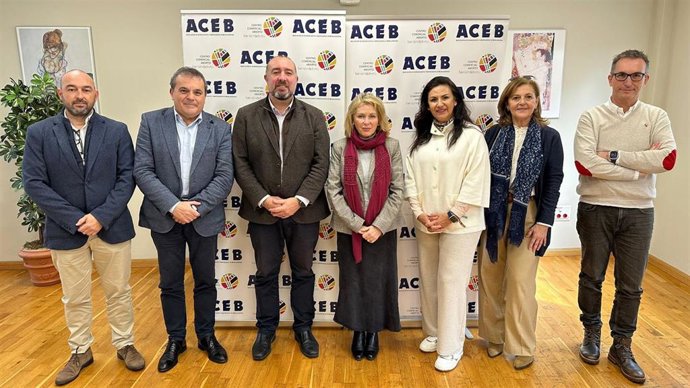 La delegada de Empleo, Empresa y Trabajo Autónomo, Carmen Sánchez Sierra, se ha reunido con el edil de Comercio de Benalmádena, con la presidenta de la ACEB, Rosa María González, y el presidente de Accab, Jesús Fortes.