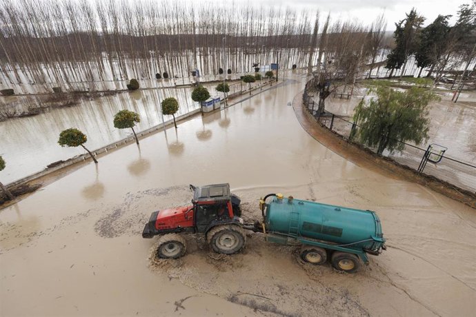 Calles del municipio granadino de Villanueva Mesía, inundadas por el desbordamiento del río Genil que cruza la localidad