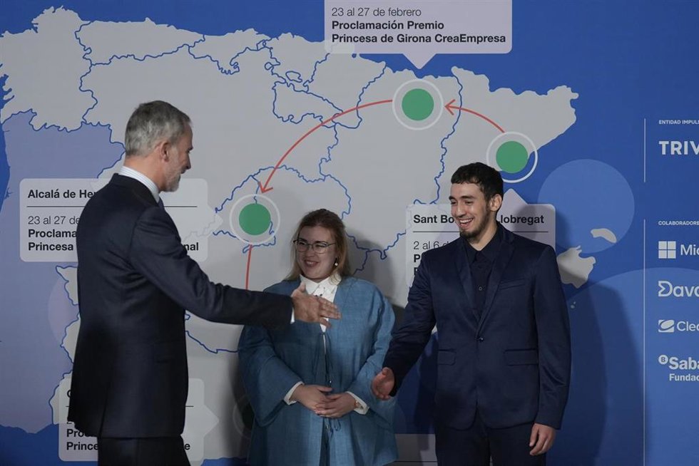 El Rey Felipe VI saluda al fundador de la asociación Joves Units del barrio barcelonés del Poble Sec, Hatim Azahri, ganador del Premio Princesa de Girona Social 2026 en el Tour del Talento 2026, a 3 de febrero de 2026, en Sant Boi de Llobregat