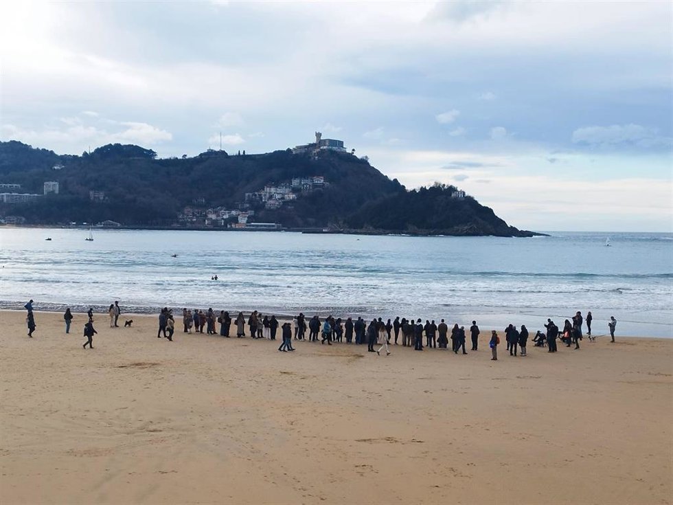 Personas rodean a la foca que ha aparecido este viernes en San Sebastián.