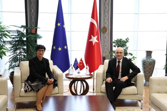 La comisaria de Ampliación, Marta Kos, y el ministro de Exteriores de Turquía, Hakan Fidan.