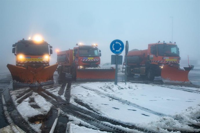 Archivo - Imagen de archivo de máquinas quitanieves en el puerto de Navacerrada.