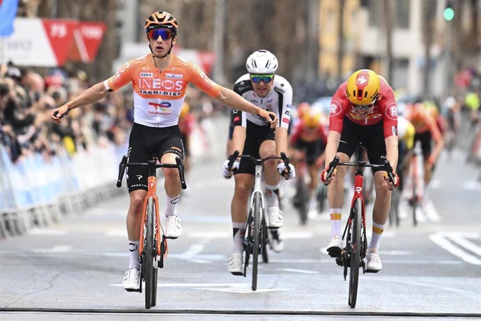 El ciclista estadounidense August Andrew (INEOS Grenadiers) gana la tercera etapa de la Volta a la Comunitat Valenciana.