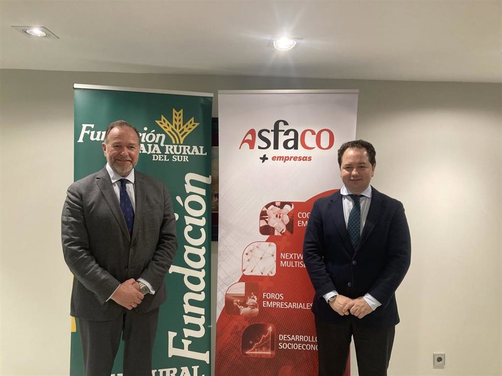 Los presidentes de la Fundación Caja Rural del Sur y de Asfaco, tras la firma del convenio.