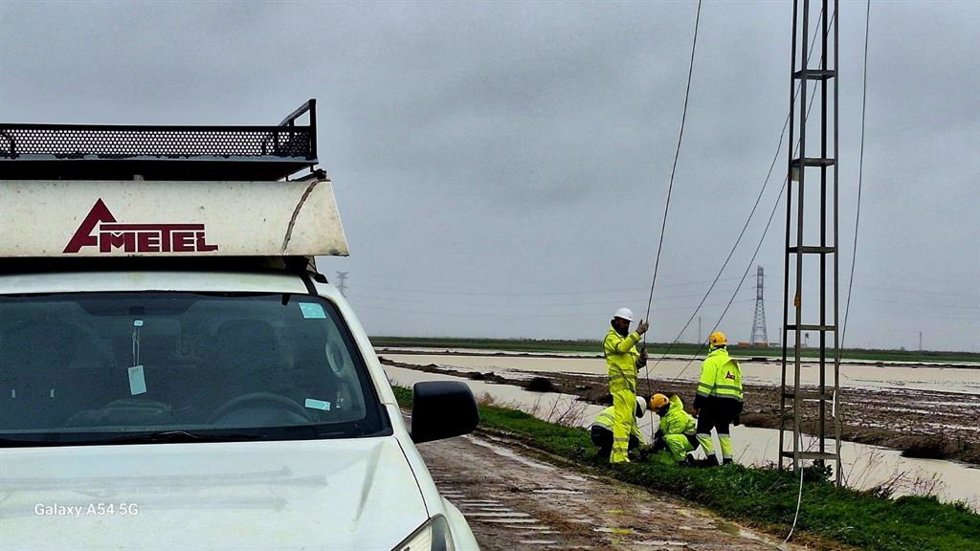 Técnicos trabajando en la reparación de tendido eléctrico.