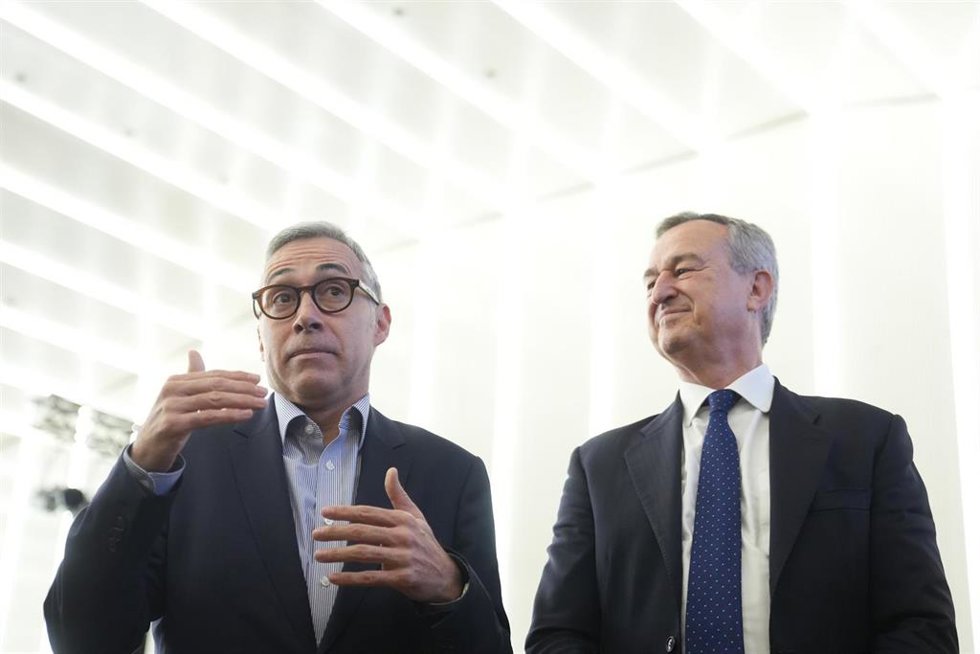 El hasta ahora CEO de Banco Sabadell, César Gónzalez-Bueno (d), y su sucesor en el puesto, Marc Armengol (i), durante una rueda de prensa para presentar los resultados de la entidad, en la sede del Banco Sabadell, a 6 de febrero de 2026, en Sant Cugat d