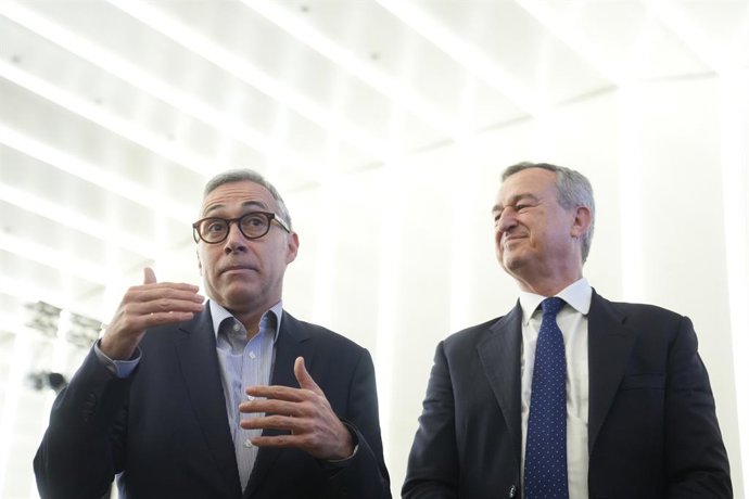 El hasta ahora CEO de Banco Sabadell, César Gónzalez-Bueno (d), y su sucesor en el puesto, Marc Armengol (i), durante una rueda de prensa para presentar los resultados de la entidad, en la sede del Banco Sabadell, a 6 de febrero de 2026, en Sant Cugat del