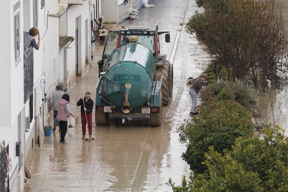 Vecinos del municipio granadino de Villanueva Mesía, se afanan en labores de limpiezas de calles y viviendas tras la grave inundación sufrida por el desbordamiento del río Genil