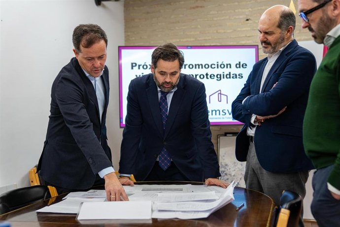 El alcalde de Toledo, Carlos Velázquez, junto al presidente del PP de Castilla-La Mancha, Paco Núñez.