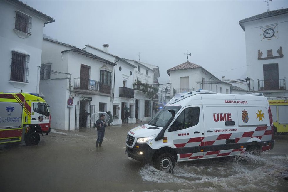 Miembros de la UME trabajan en labores de achique de agua en calles y vivendas de la localidad gaditana de Grazalema inundadas tras el paso de la borrasca Leonardo. A 4 de febrero de 2026, en Grazalema, Cádiz (Andalucía, España).