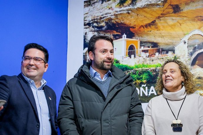 El presidente del PP de Asturias, Álvaro Queipo, y la secretaria general, Beatriz Llaneza, junto al edil Tino Medina.
